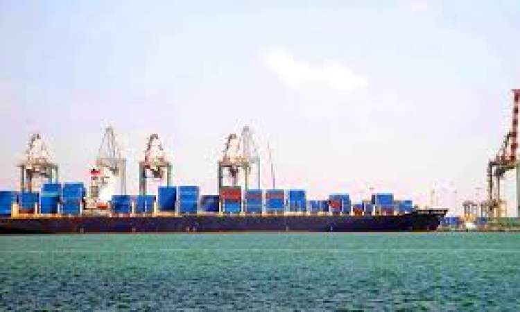 وصول سفينة عملاقة الى ميناء الحديدة